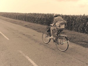 Создать мем: немецкие фермеры на велосипедах, езда на велосипеде, почтальон в деревне на велосипеде