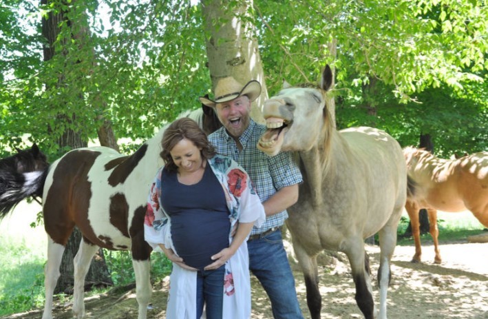 Создать мем: беременная фотосессия возле лошади, смеющаяся лошадь, лошадь