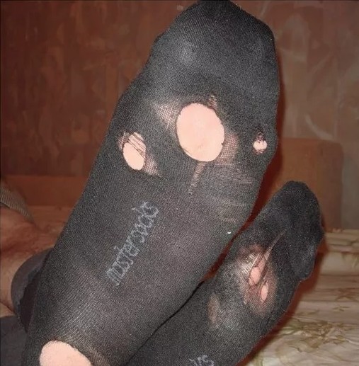 Создать мем: порванные носки, в дырявых носках, носки