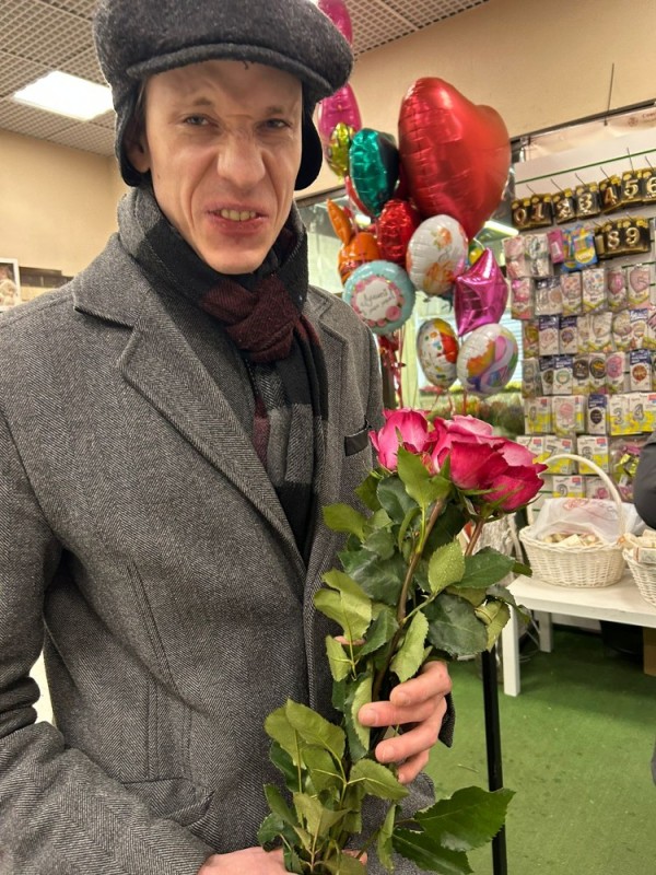 Создать мем: цветы и подарок, российские актеры, цветочное