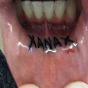 Создать мем: тату губы в надписи, татуировка губы, тату на губе
