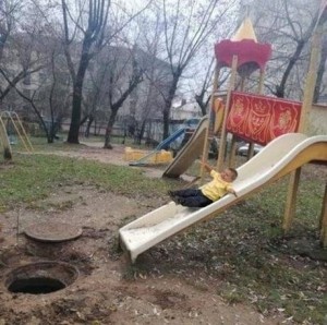 Создать мем: реконструкция детской площадки химки, детская горка с песочницей, на детской площадке