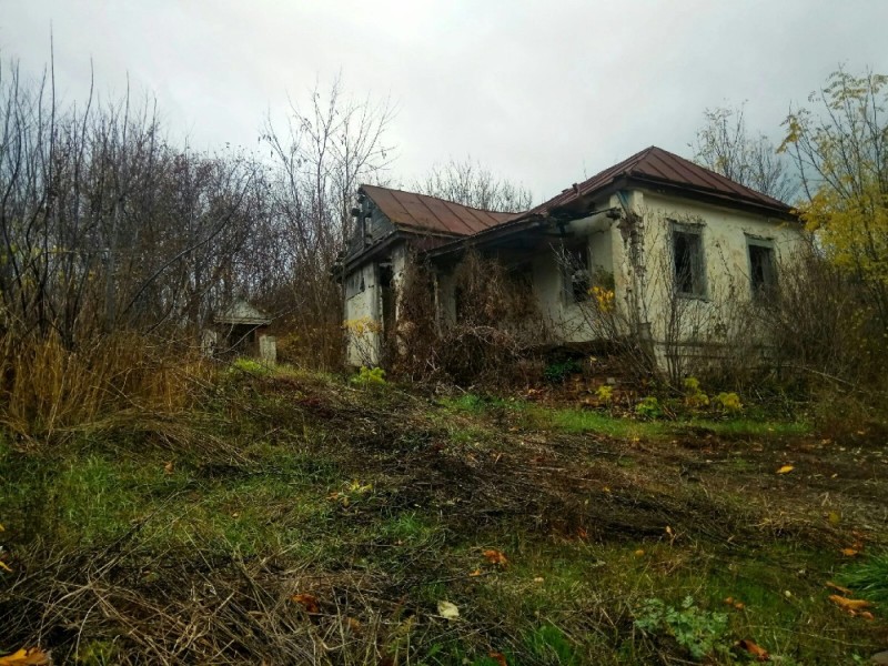 Создать мем: заброшенный дом, дом дача, брошенный дом