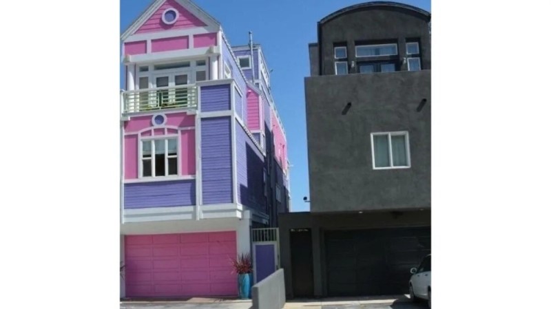 Создать мем: дом розовый, розовый и черный домик, черный и розовый дом