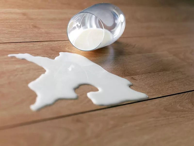 Создать мем: молоко на столе, spilt milk, разлитое молоко на полу