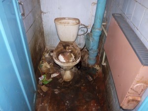 Создать мем: грязный туалет, самый грязный туалет, туалет советский