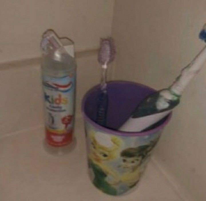 Создать мем: щётка зубная, зубная паста, вещи в квартире