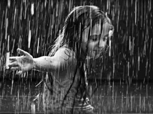 Создать мем: научиться танцевать под дождем, картины с дождем, девушка танцует под дождем