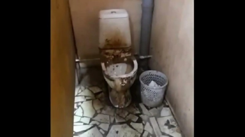 Создать мем: грязный туалет в квартире, туалет туалет, ужасный туалет