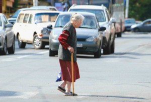 Создать мем: старушка на дороге, старушка с палочкой, бабушка