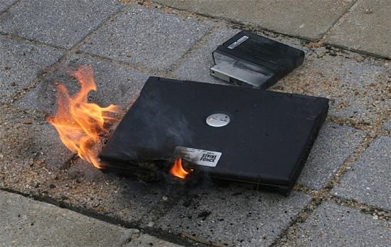 Создать мем: сгоревший ноутбук, порча имущества, сгоревший компьютер