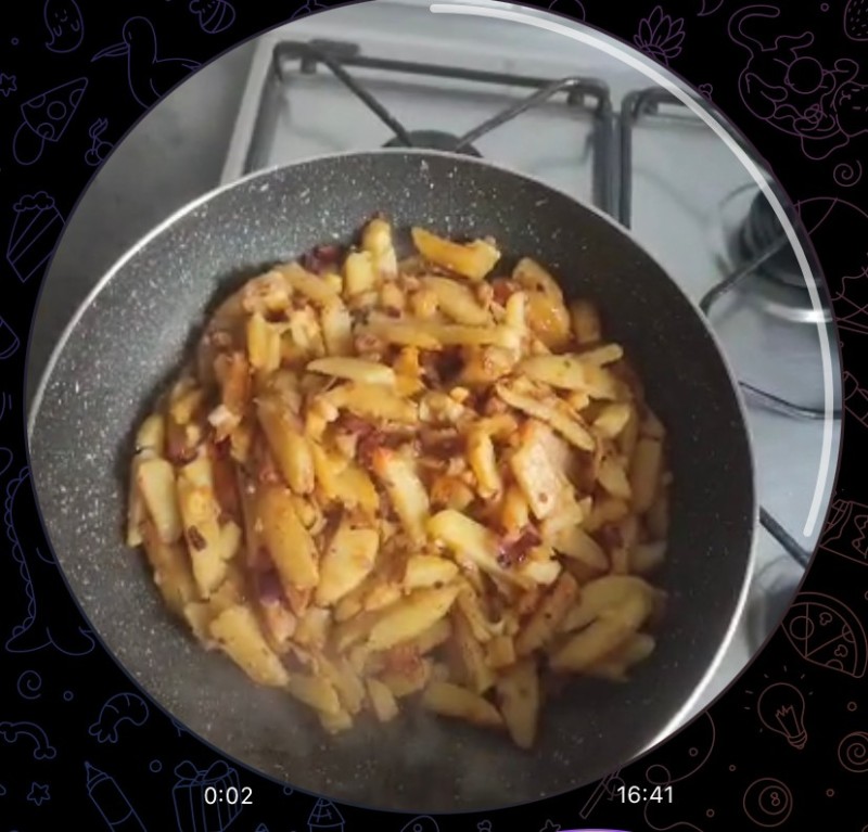 Создать мем: пожарить картошку, жареная картошка на сале, жареная картошка с луком