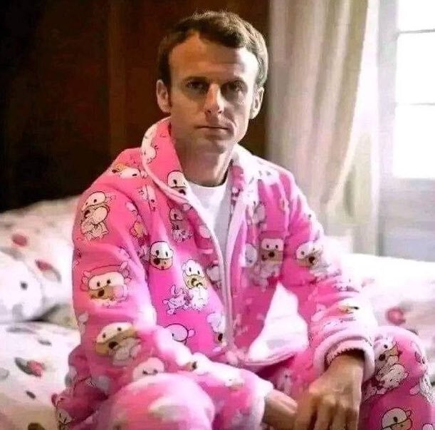Создать мем: пижамка, пижама, мужик в розовом костюме