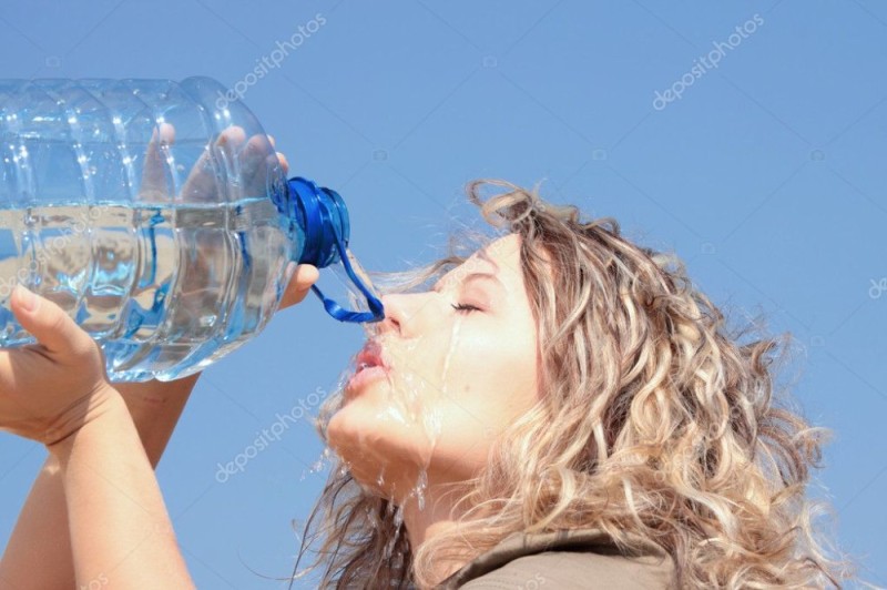 Создать мем: девушка пьет воду, обезвоживание, женщина пьет воду