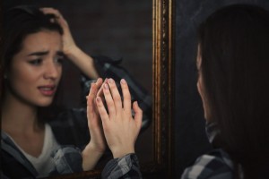 Создать мем: девушка в зеркале, разрыв отношений, отражение в зеркале