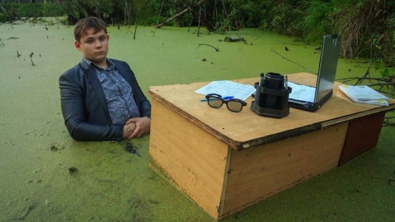 Создать мем: парень сидит в болоте, пацан в болоте, школьник в болоте мем