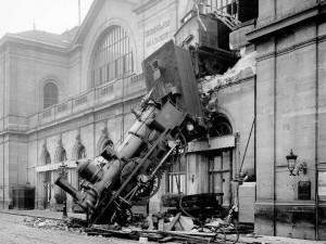 Создать мем: крушение монпарнас 1895, паровоз авария на вокзале монпарнас, крушение на вокзале монпарнас