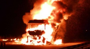 Создать мем: горит грузовик, сгоревший автомобиль, возгорание