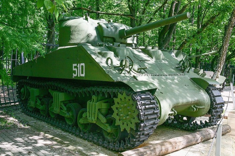 Создать мем: тяжелый танк ис 2, танк m4 sherman, танк