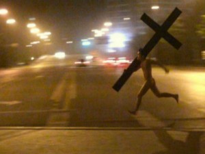 Создать мем: фото пацана с крестом, чел с крестом мем, мужик бежит с крестом