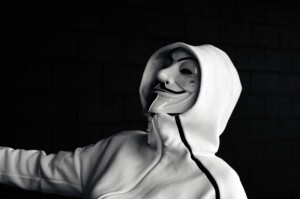 Создать мем: белая маска в капюшоне, маска анонима обои, аноним маска