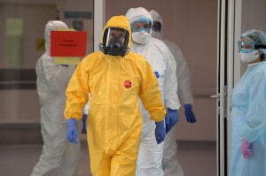 Создать мем: геморрагическая лихорадка эбола, эбола, костюм при эпидемии