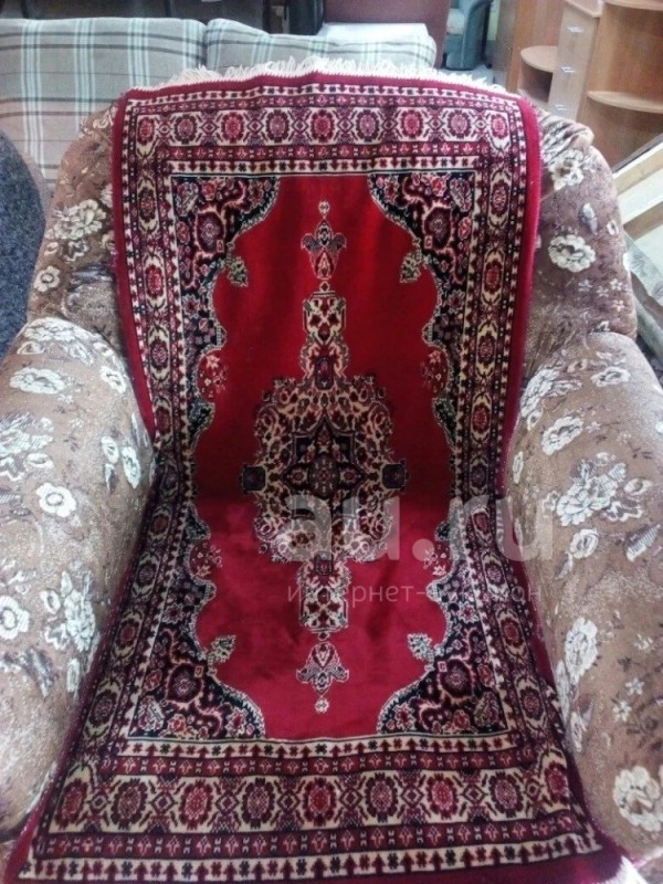 Создать мем: турецкие ковровые дивандеки, кресло на ковре, покрывала на диван и кресла