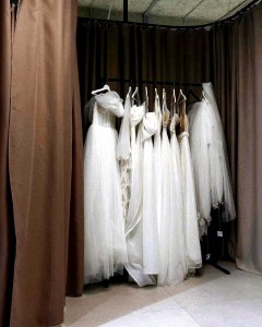 Создать мем: свадебный салон, свадебное платье в шкафу, свадебное платье