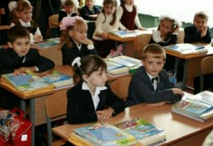 Создать мем: школьники на уроке, школы с 3 классами начальной школы в москве, первоклассники на уроке