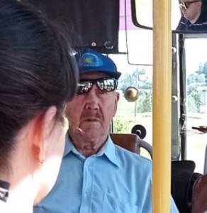 Создать мем: житель города шымкент, мужчина, на автобусах