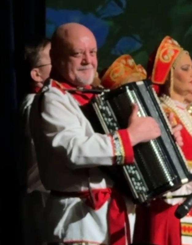 Create meme: folklore ensemble rossiyanochka, Play the accordion of Mordovia, Dmitry Panaskin accordion player Bryansk