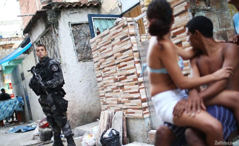 Создать мем: полиция бразилии в фавелах, рио де жанейро фавелы полиция, фавела, бразилия