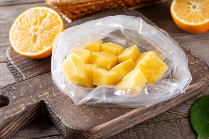 Создать мем: манго кубики, замороженные фрукты, нарезанный лимон