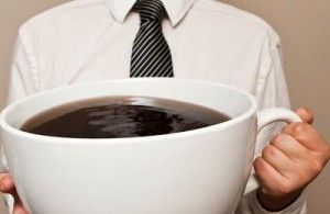 Создать мем: большая чашка кофе, мужчина пьет кофе, кофе
