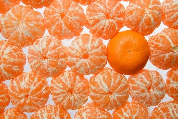 Создать мем: мандаринов дольками на белом фоне, очищенный мандарин, мандарин и апельсин