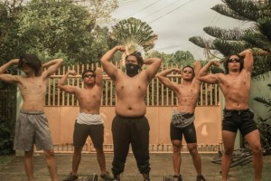 Создать мем: papua beach boys, мускулистые индусы борцы, бассейн с кучей мужиков