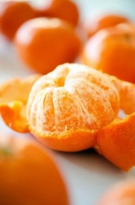 Создать мем: полуочищенный мандарин, мандарины мини, апельсин vs мандарин