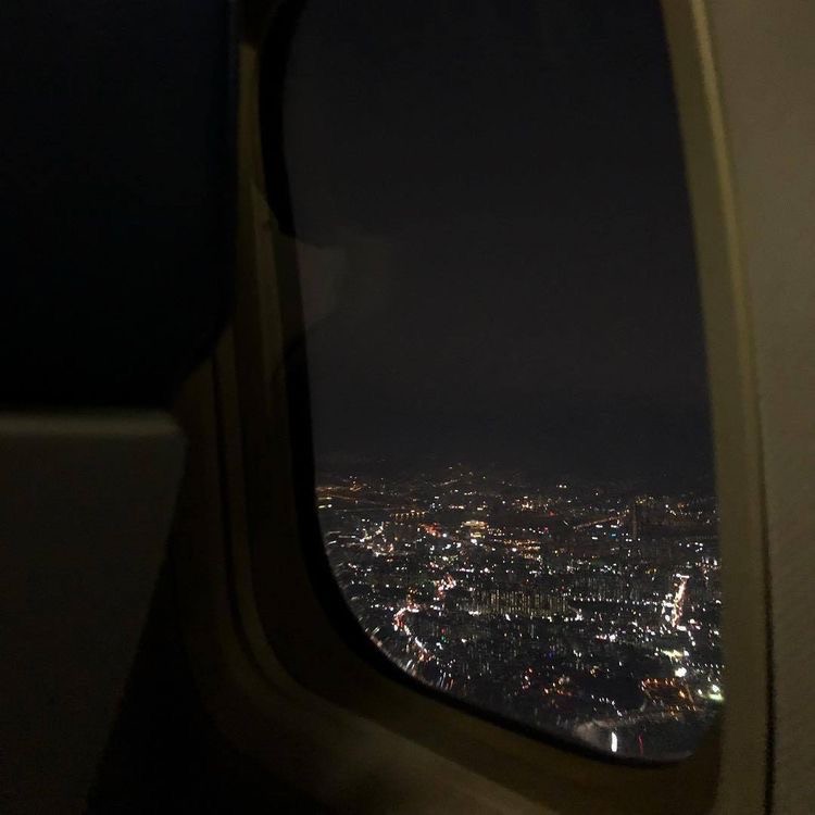 Создать мем: темнота, самолет ночью, вид из окна самолета ночью в аэропорту