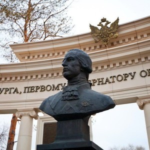 Create meme: monuments Lomonosov in St. Petersburg, monument Orenburg Neplyuev in the Soviet, bust neplueva