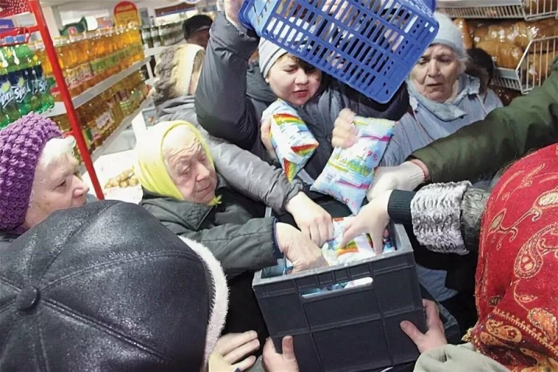 Создать мем: бабка в очереди в магазине, пенсия, бабушка с тележкой в супермаркете
