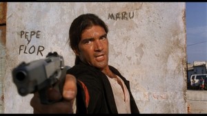 Создать мем: антонио бандерас с оружием, отчаянный фильм 1995 бандерас стреляет, отчаянный фильм 1995 бандерас