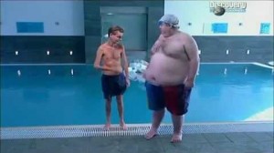 Создать мем: жирная и худая, толстый прыгает в бассейн, человек