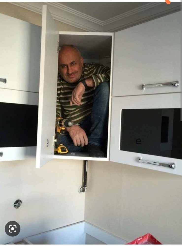 Создать мем: мужик в шкафу, мужик в шкафу на кухне, мужик прячется в шкафу от спецназа