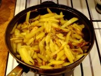 Создать мем: паста с курицей и грибами, fried potatoes, картошка фри на сковороде