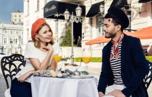 Создать мем: французский стиль, мужчина в кафе, пара в уличном кафе