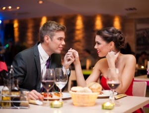 Создать мем: романтический ужин в ресторане, влюбленные ужинают в ресторане, ужин пары в ресторане