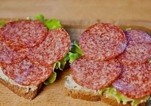 Создать мем: атмосферные осадки, бутерброды, сервелат колбаса