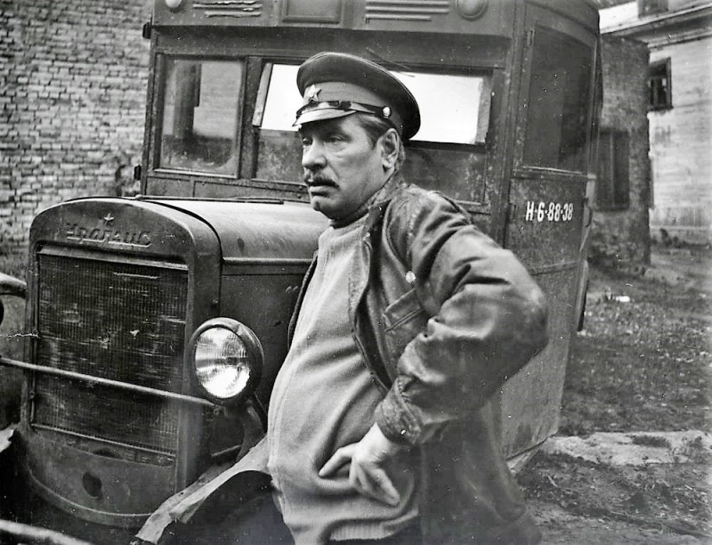 Создать мем: советские грузовики 1919-1945, стреляй глеб егорович, место встречи изменить нельзя