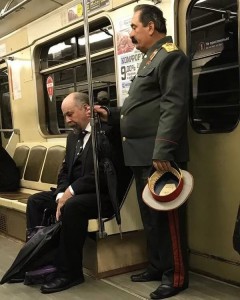 Создать мем: пассажиры метро, модники московского метро, обама в метро и спящий человек