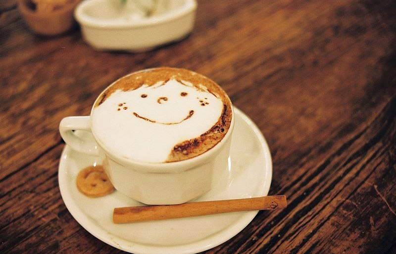 Создать мем: утро доброе с вкусным капучино, кофе с улыбкой, рисунки на капучино